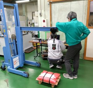 ミニクレーンの梁にFBGセンサーを取り付け重量を推定